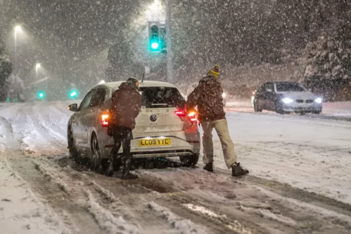 Hurrikánerejű szél és havazás Nagy-Britanniában – a Goretti vihar képekben / országos közlekedési káosz