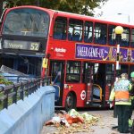 Járdára hajtott és gyalogost gázolt egy busz Londonban: 14 sérült