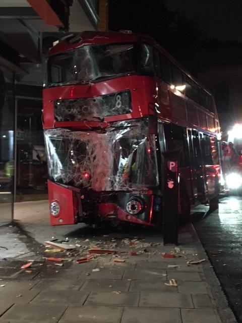 Épületnek csapódott egy emeletes busz London belvárosában 3