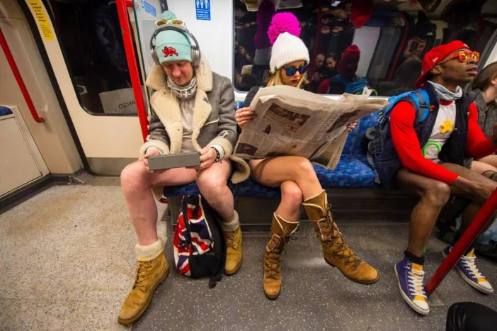 A "Nadrág nélküli metrózás" napja Londonban 2019: tizedik alkalommal rendezik meg