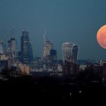 Ilyen volt a tegnapi szuper ritka „kék Hold és Holdfogyatkozás”, ami részben Angliából is látszott