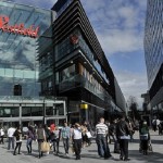 Nyilvánosan, gyerekei előtt elégítette ki férjét egy nő a londoni bevásárlóközpontban