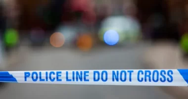 Súlyos autóbaleset Angliában az A5-ös úton, teherautó ütközött egy BMW-vel: 3 halott