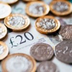 Fontos változások jönnek a fizetésekkel kapcsolatban 2019-től Nagy-Britanniában