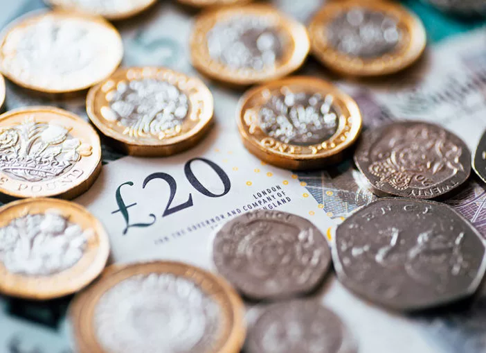 Fontos változások jönnek a fizetésekkel kapcsolatban 2019-től Nagy-Britanniában