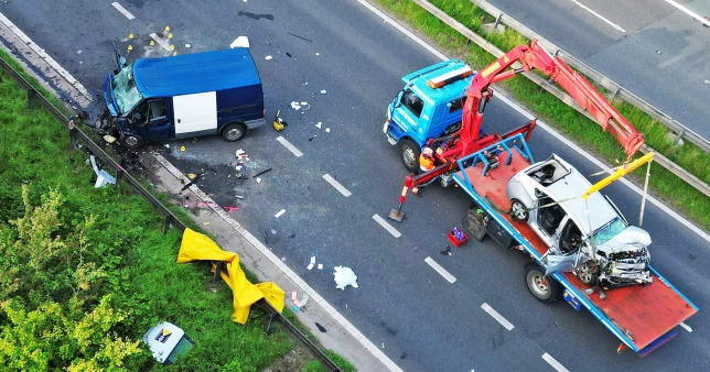 Szörnyű autóbaleset Angliában Bradfordnál: 3-an meghaltak, miután egy autó szembe hajtott a forgalommal az autópályán és frontálisan ütközött 1