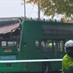 Vasúti hídnak ütközött egy iskolabusz Nagy-Britanniában, több kisgyermek is megsérült
