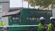 Vasúti hídnak ütközött egy iskolabusz Nagy-Britanniában, több kisgyermek is megsérült