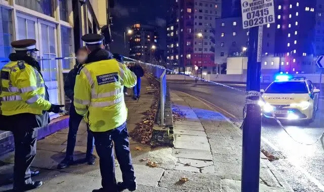 Újabb végzetes kimenetelű támadás Londonban egy buszon: 14 éves fiú vesztette életét az emberek szeme láttára