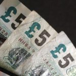 Rossz hír az Angliában dolgozó magyaroknak: tovább zuhan a font árfolyama