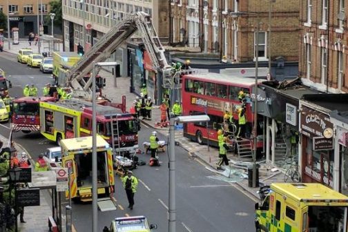 Fékezés nélkül egy boltnak csapódott egy emeletes busz Londonban