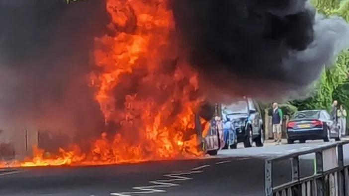 Kigyulladt és egy hatalmas „tűzgolyóvá” vált egy busz egy forgalmas londoni utcán 4