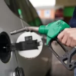 Még magasabbra emelkedtek az üzemanyagárak Angliában: egyes kutaknál már £2 egy liter benzin Londonban