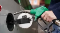 Még magasabbra emelkedtek az üzemanyagárak Angliában: egyes kutaknál már £2 egy liter benzin Londonban 2