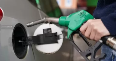 Még magasabbra emelkedtek az üzemanyagárak Angliában: egyes kutaknál már £2 egy liter benzin Londonban