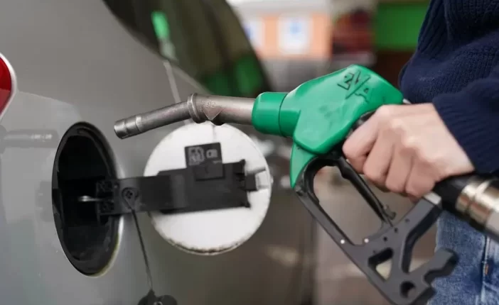 Még magasabbra emelkedtek az üzemanyagárak Angliában: egyes kutaknál már £2 egy liter benzin Londonban 1