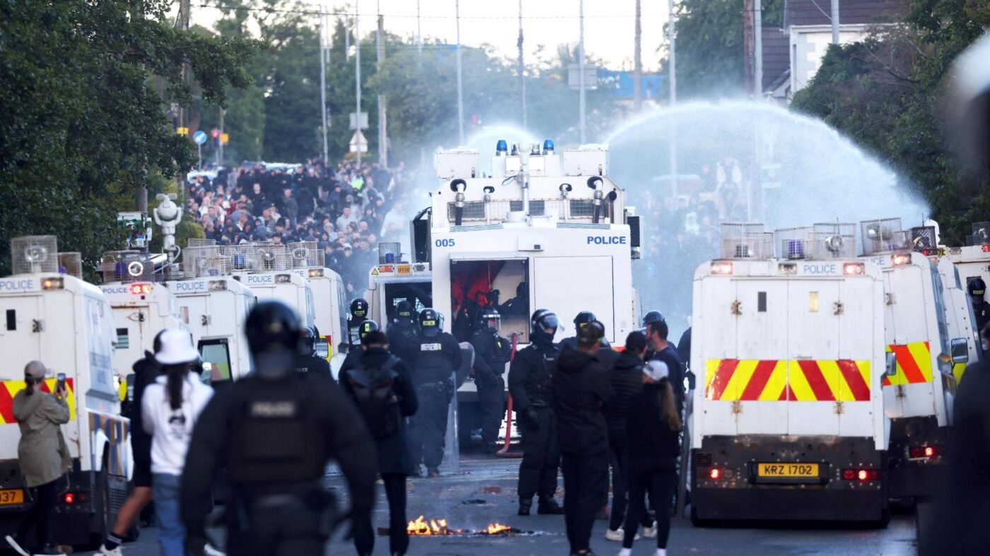 Egyre rosszabb a helyzet Belfastban: utcák lángokban, a rendőrség vízágyúval oszlatta a tömeget Egyre rosszabb a helyzet Belfastban: utcák lángokban, a rendőrség vízágyúval oszlatta a tömeget