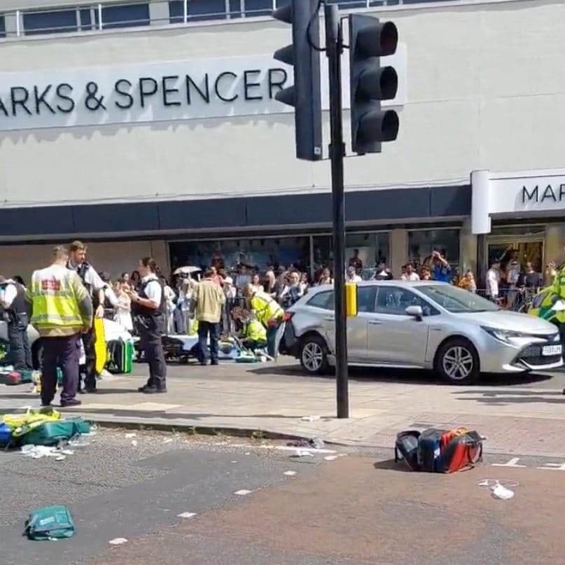 Autó hajtott gyalogosok közé Londonban – Öt sérült