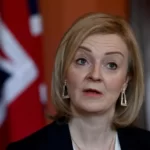 Hatalmas fordulat! A brit miniszterelnök enyhíteni fogja a bevándorlási szabályokat Nagy-Britanniában, hogy a brexit okozta munkaerőhiányt csökkentse