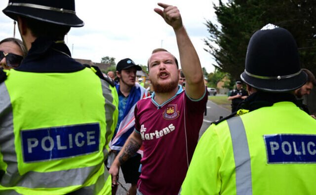 Tüntetések és összecsapások menekültszállodák körül: egyre nagyobb a feszültség a migránsok miatt