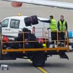 Felháborító! Levideózták hogy bánnak a csomagjainkkal a londoni reptéren