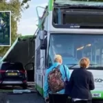 Két kisgyerek kórházban, miután egy balesetben teljesen leszakadt egy emeletes busz teteje Angliában