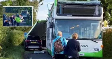 Két kisgyerek kórházban, miután egy balesetben teljesen leszakadt egy emeletes busz teteje Angliában