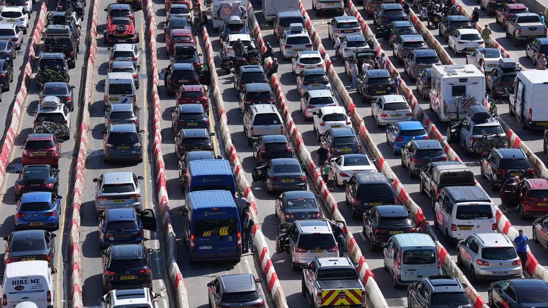 Óriási káosz Doverben: 4 órás sorokban rekedtek az utazók a bank holiday hétvégén Óriási káosz Doverben: 4 órás sorokban rekedtek az utazók a bank holiday hétvégén