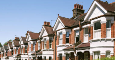 Brutális: ennyit kell dolgoznunk, hogy lakást vehessünk Londonban és Nagy-Britannia más részein 2022-ben