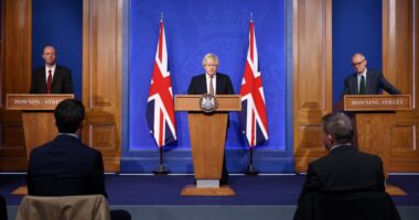 75 újabb omicron variánsos eset 1 nap alatt Angliában: újabb korlátozások jöhetnek