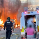 Egyre rosszabb a helyzet Belfastban: utcák lángokban, a rendőrség vízágyúval oszlatta a tömeget
