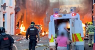 Egyre rosszabb a helyzet Belfastban: utcák lángokban, a rendőrség vízágyúval oszlatta a tömeget