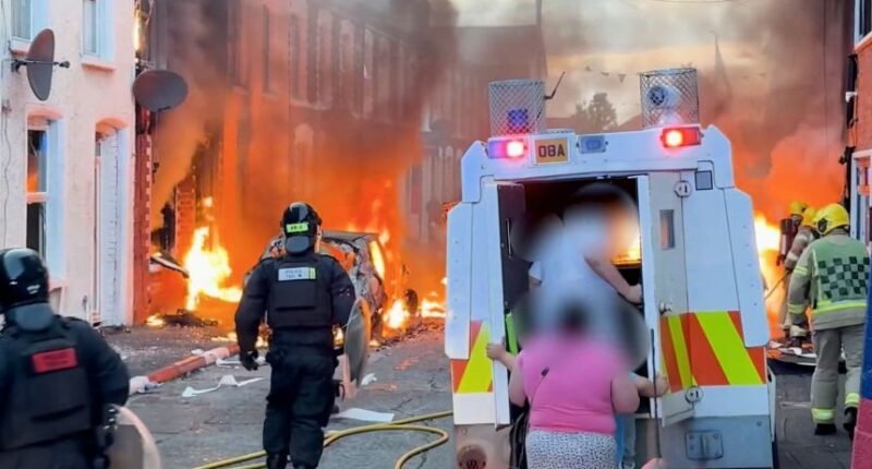 Egyre rosszabb a helyzet Belfastban: utcák lángokban, a rendőrség vízágyúval oszlatta a tömeget