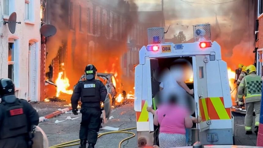 Egyre rosszabb a helyzet Belfastban: utcák lángokban, a rendőrség vízágyúval oszlatta a tömeget Egyre rosszabb a helyzet Belfastban: utcák lángokban, a rendőrség vízágyúval oszlatta a tömeget