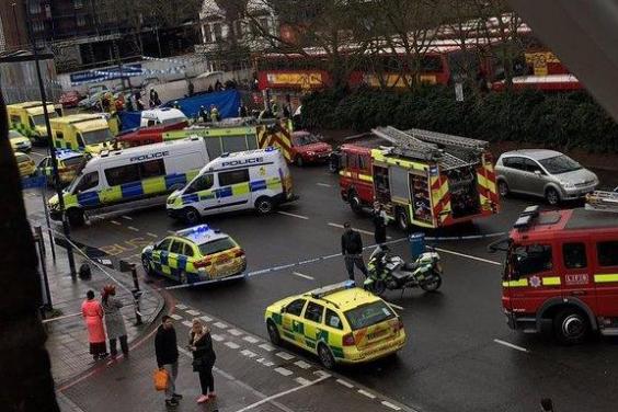 Letért az útról és 5 embert gázolt el egy autó Londonban 2