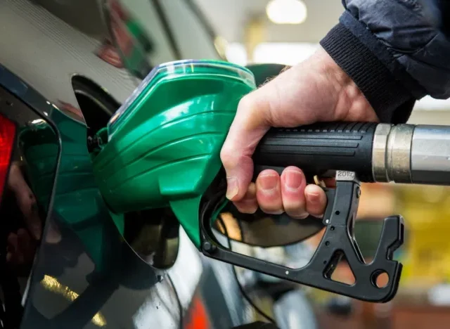 Gyorsan drágul a benzin és a dízel Nagy-Britanniában a közel-keleti konfliktus miatt – mire számíthatnak az autósok