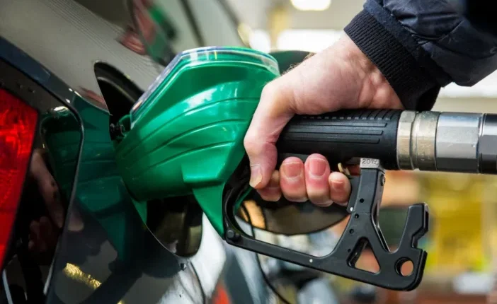 Gyorsan drágul a benzin és a dízel Nagy-Britanniában a közel-keleti konfliktus miatt - mire számíthatnak az autósok