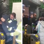 Péniszénél fogva akadt a metró beléptető kapujába egy srác Londonban (persze hogy levideózták)