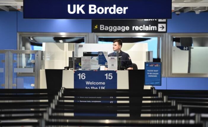 Fontos változás 2025 januártól a bevándorlási rendszerben Nagy-Britanniában, ami milliókat érint