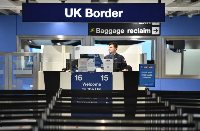 Fontos változás 2025 januártól a bevándorlási rendszerben Nagy-Britanniában, ami milliókat érint