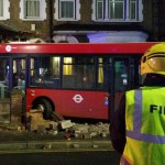 Lakóház nappalijába hajtott egy busz Londonban
