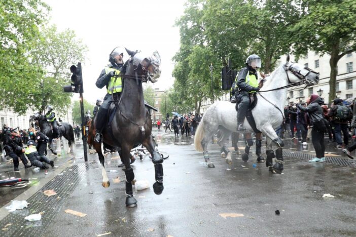 Összecsaptak a rendőrök és a tüntetők: komoly felfordulás alakult ki London belvárosában 7