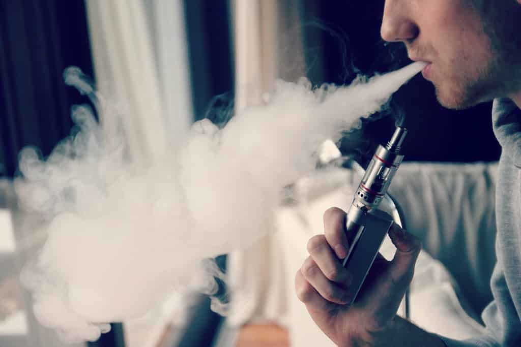 Változik az elektromos cigi használatának törvénye Nagy-Britanniában 2