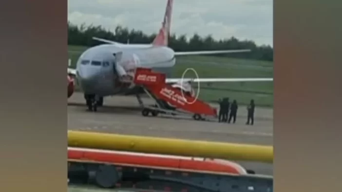 Bombariadó az egyik angliai repülőtéren – a fegyveres rendőrök távolítottak el egy férfit az egyik repülőről 4