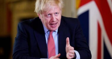 £500-os támogatást és £1000-os büntetést vezetnek be Angliában a karantén kapcsán