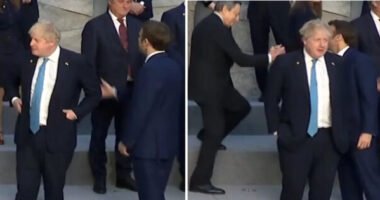 Videón Boris Johnson „extra kínos” pillanata, amin az EU vezetők gyakorlatilag levegőnek nézik