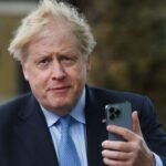 Áll a bál! Boris Johnson „nem emlékszik” a pin kódra…