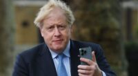 Áll a bál! Boris Johnson „nem emlékszik” a pin kódra… 2