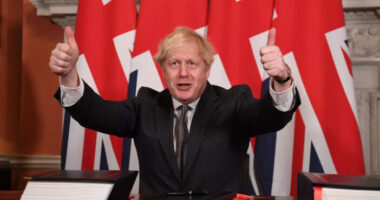 A mai nappal végre megkezdődik a korlátozások feloldása Nagy-Britanniában (részletek)