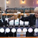 ÓRIÁSI BLAMA: Boris Johnson és a pénzügyminiszter hivatalosan is bűnösnek találtatott a lockdown bulik kapcsán és a lemondásukat követelik
